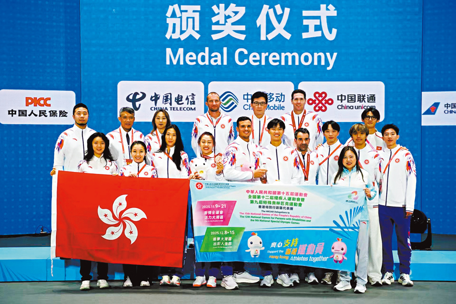 ●港隊於劍擊項目首日比賽獲1銀1銅，圖為賽後大合照。大公文匯全媒體記者麥鈞傑  攝