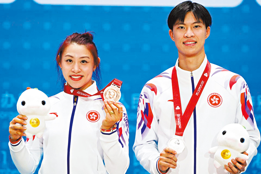 ●佘繕妡（左）和何思朗手持獎牌合影。大公文匯全媒體記者麥鈞傑  攝