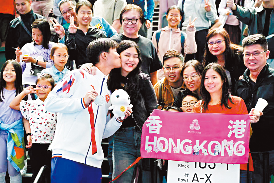 ●何思朗親吻太太。大公文匯全媒體記者麥鈞傑  攝