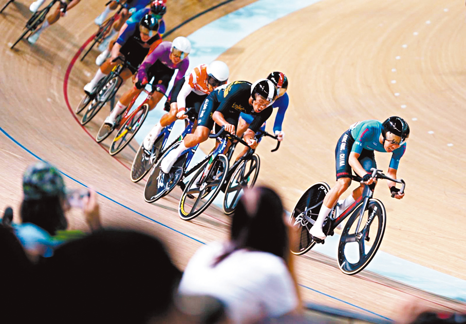 ●曹棨光（右一）在比賽中。香港文匯報記者郭正謙  攝