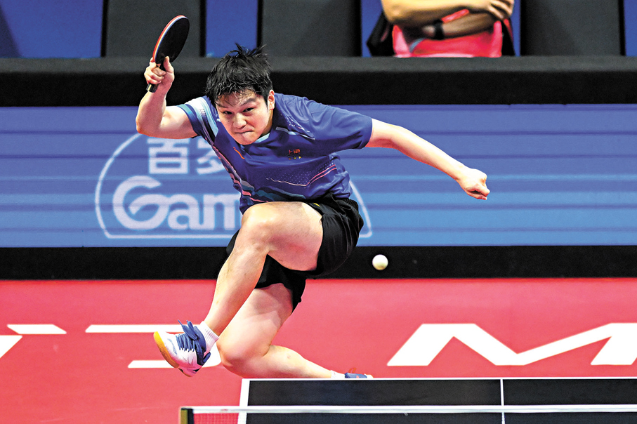 ●樊振東在比賽中回球。新華社