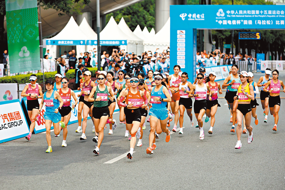 ●全運會歷史上首次跨境馬拉松賽事，15日上午在深圳灣體育中心鳴槍開跑。圖為女子組開跑。香港文匯報記者李薇  攝