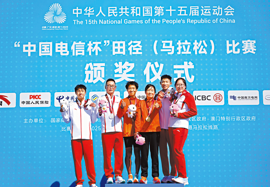 ●11月15日，男子冠軍寧夏隊選手何傑（左三）、亞軍雲南隊選手高鵬（左一）、季軍安徽隊選手吳向東（右二）和教練員在頒獎儀式上。新華社