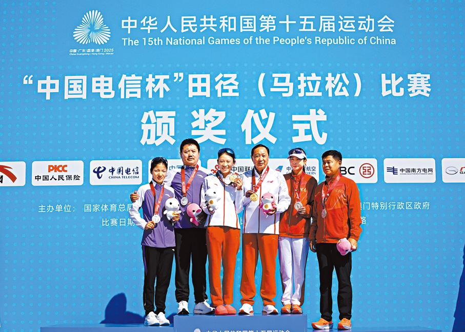 ●女子冠軍雲南隊選手張德順（左三）、亞軍個人參賽選手次仁措姆（左一）、季軍河南隊選手路穎（右二）在頒獎儀式上與她們的教練員合影。新華社