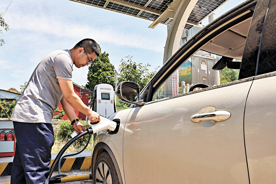 ●中國推動綠色低碳全民行動。圖為居民在為電動汽車充電。資料圖片