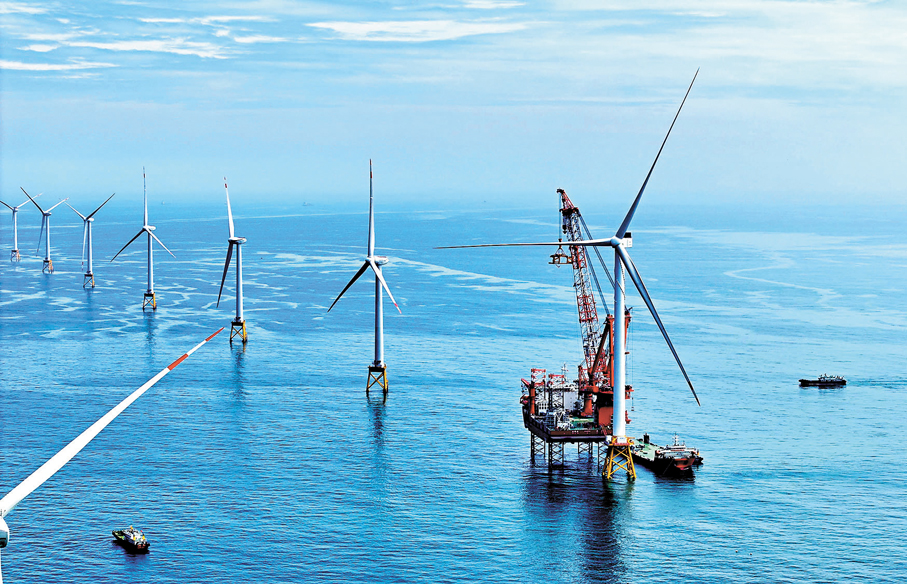 ●全球首台16兆瓦海上風電機組在三峽集團福建海上風電場完成吊裝任務。資料圖片