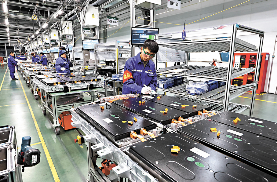 ●鋰電池成為中國製造的「新名片」。圖為上汽時代動力電池系統有限公司車間。資料圖片