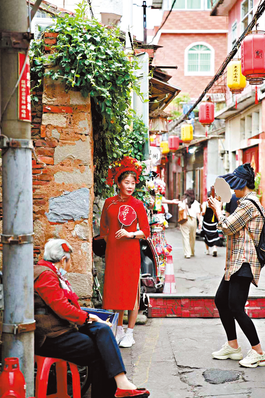 ●泉州古城近年成為遊客的熱門選擇，街頭巷尾都是遊客簪花的身影。 香港文匯報記者周志彬  攝