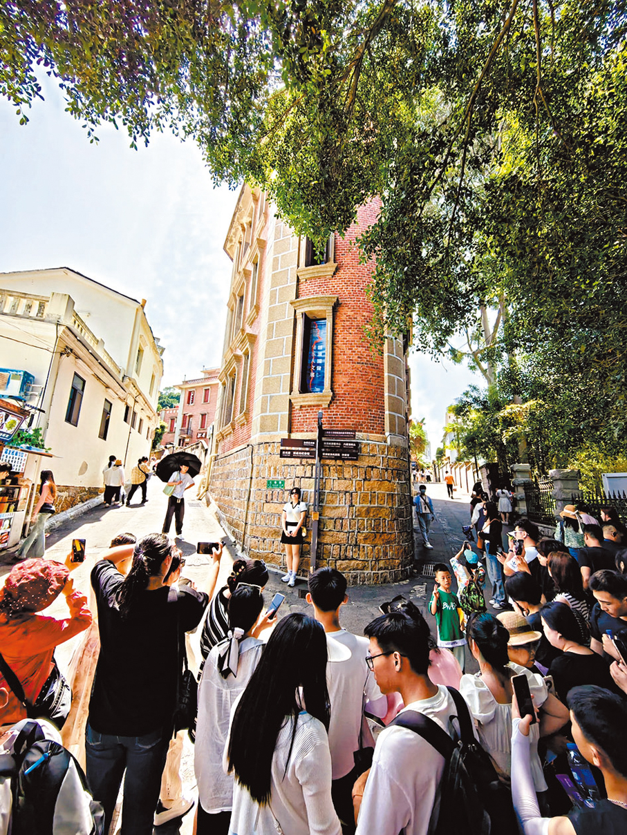 ●鼓浪嶼遊人如織。 網上圖片