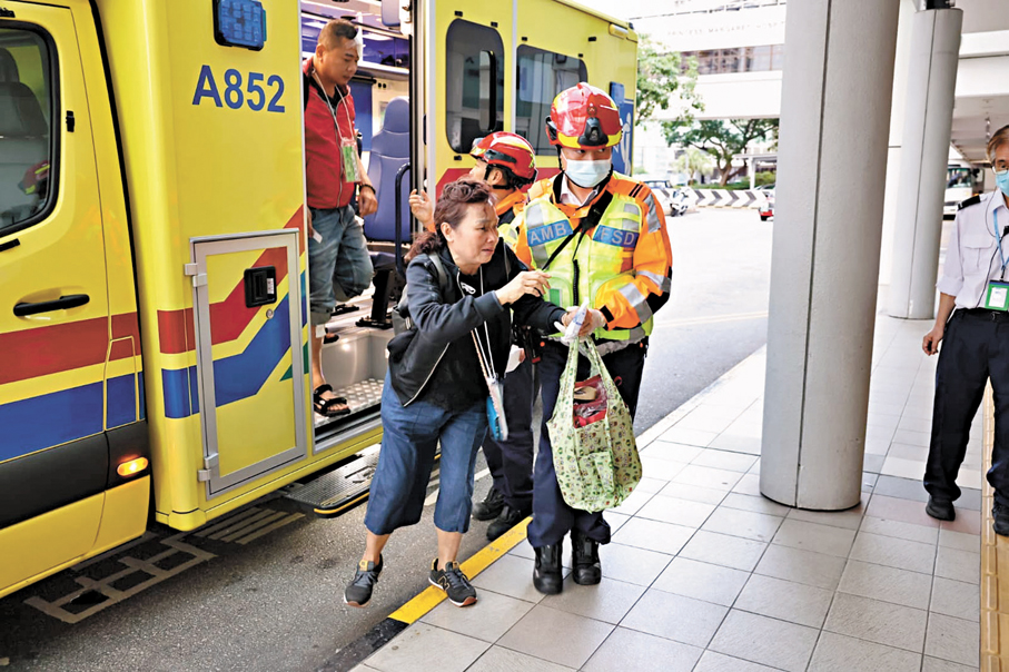 ●受傷乘客     香港文匯報記者劉友光  攝