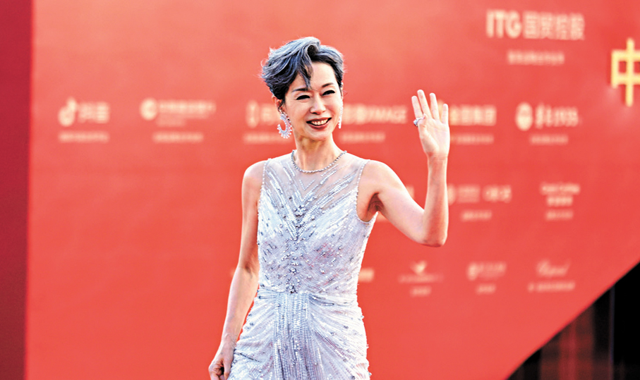 ●葉童以一襲銀色長裙亮相。香港文匯報記者蔣煌基  攝