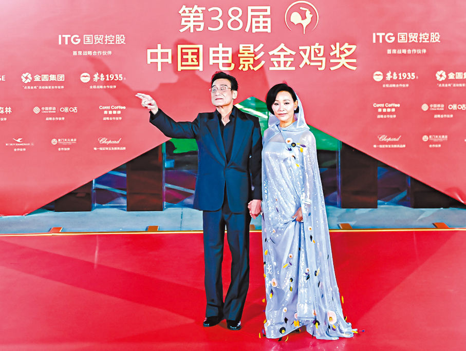 ●梁家輝攜陳沖登場，頻向觀眾敬禮。香港文匯報記者蔣煌基  攝