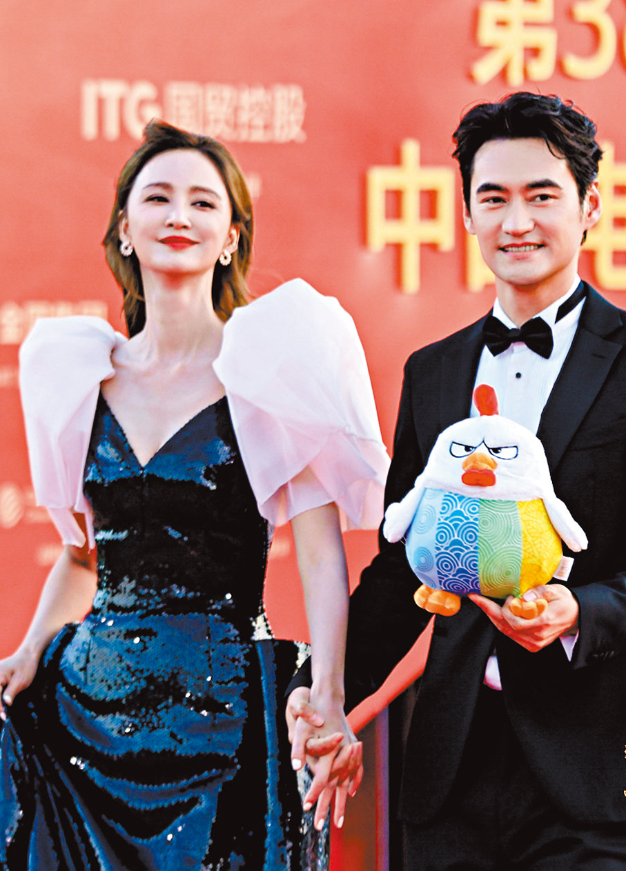 ●張歆藝與袁弘十指緊扣走紅毯。香港文匯報記者蔣煌基  攝