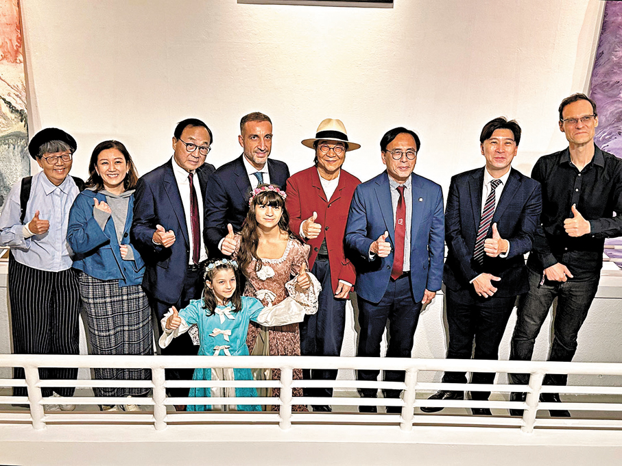 ●許冠文（左三）與眾嘉賓齊為陳子慧點讚。香港文匯報記者子棠  攝