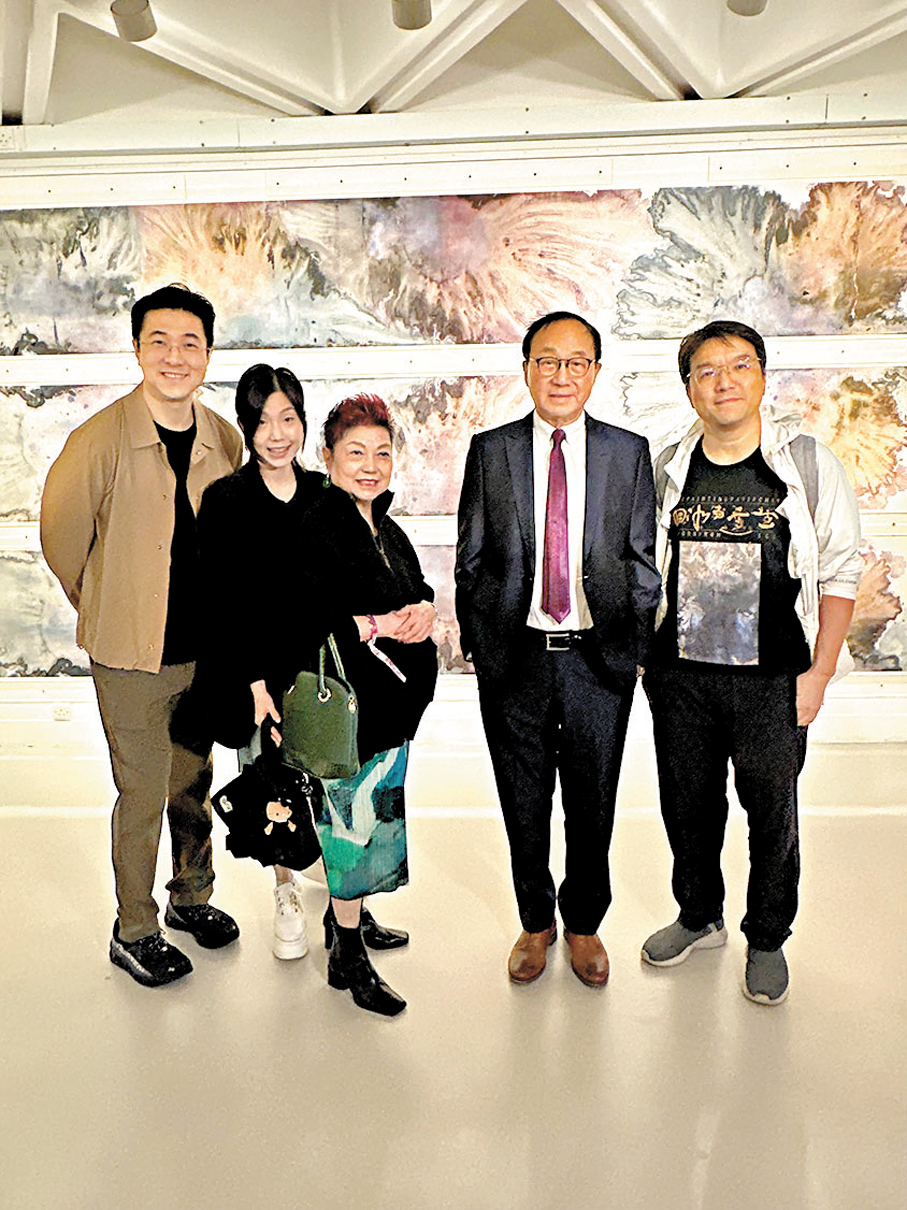 ●許冠文舉家現身支持。香港文匯報記者子棠  攝