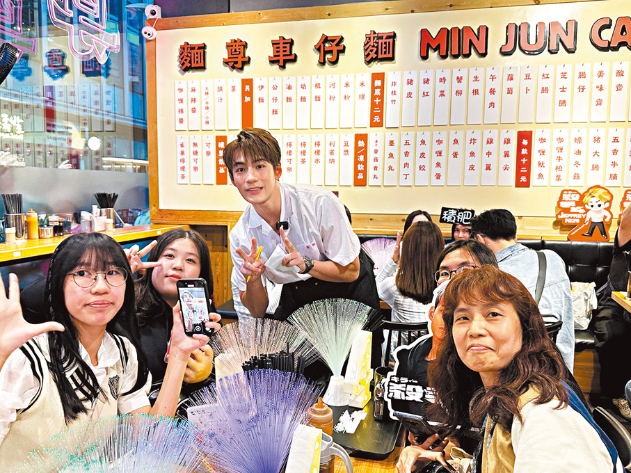 ●魏浚笙在一間麵店化身樓面招呼客人。香港文匯報記者子棠 攝