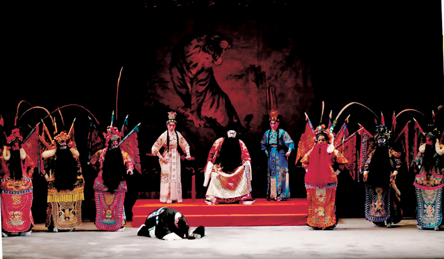 ●王志良飾演的張繡在曹營帳內向曹操（羅家英飾）及諸大將行跪拜排場功架。