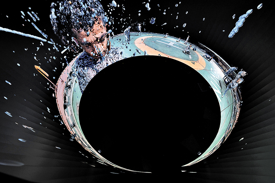 ●後電影舞蹈裝置《異·地》。相片：Ravi Deepres