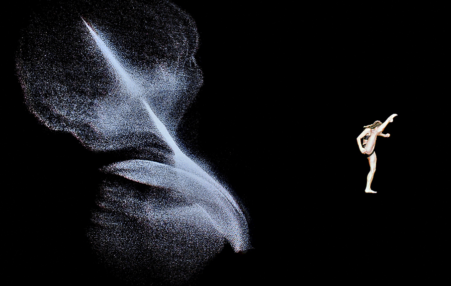 ●《異·地》中的舞者在濃稠的黑中顯現。相片：Ravi Deepres