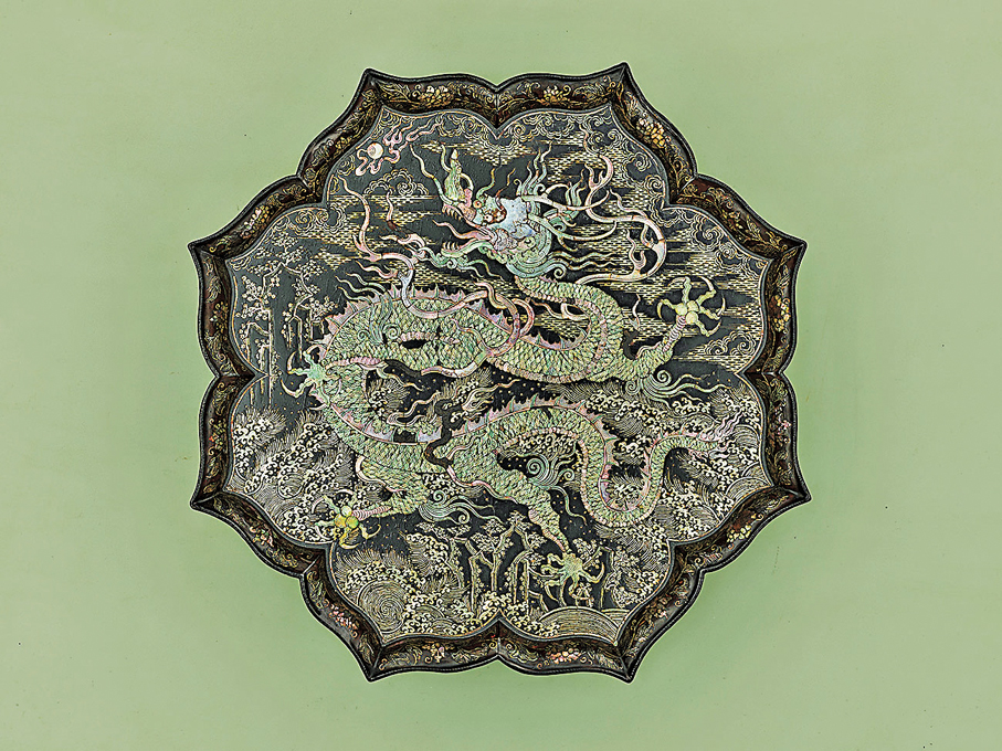 ●黑漆螺鈿海水龍紋菱花形盤，元，東京國立博物館藏