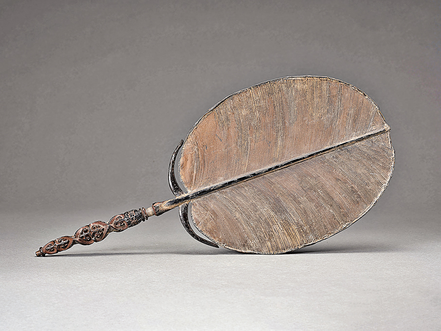 ●剔犀心形卷雲紋柄團扇，南宋，鎮江博物館藏