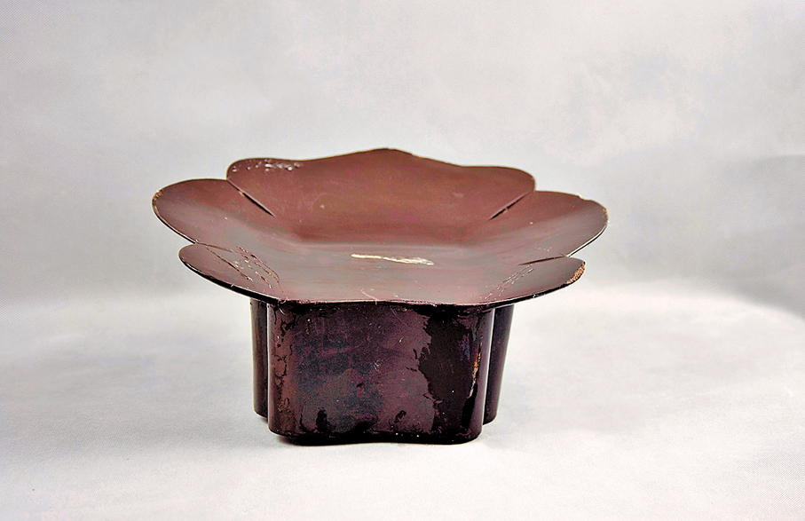 ●紅漆荷葉形枕，北宋，無錫市文物考古研究所藏