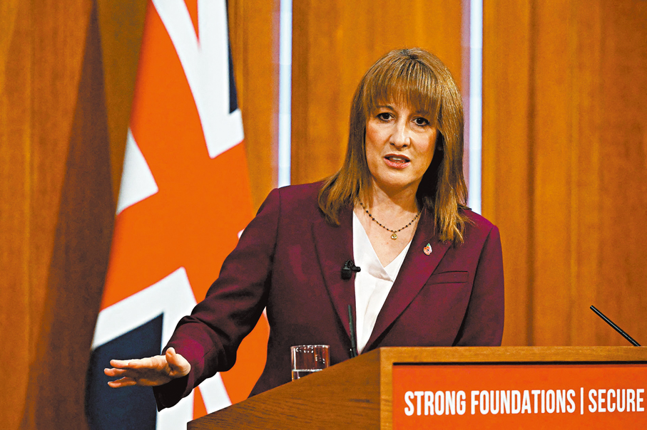 ●英國財相里夫斯原計劃降低入息稅起徵門檻。 資料圖片