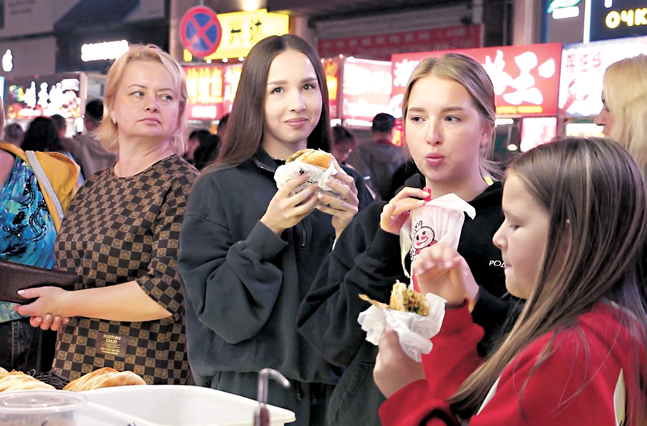 ●美國知名民調公司蓋洛普最新發布的《2025年全球安全報告》顯示，中國女性深夜出行的安全感遠超諸多高收入經濟體。圖為早前，俄羅斯女性遊客逛中國黑龍江的黑河夜市。資料圖片