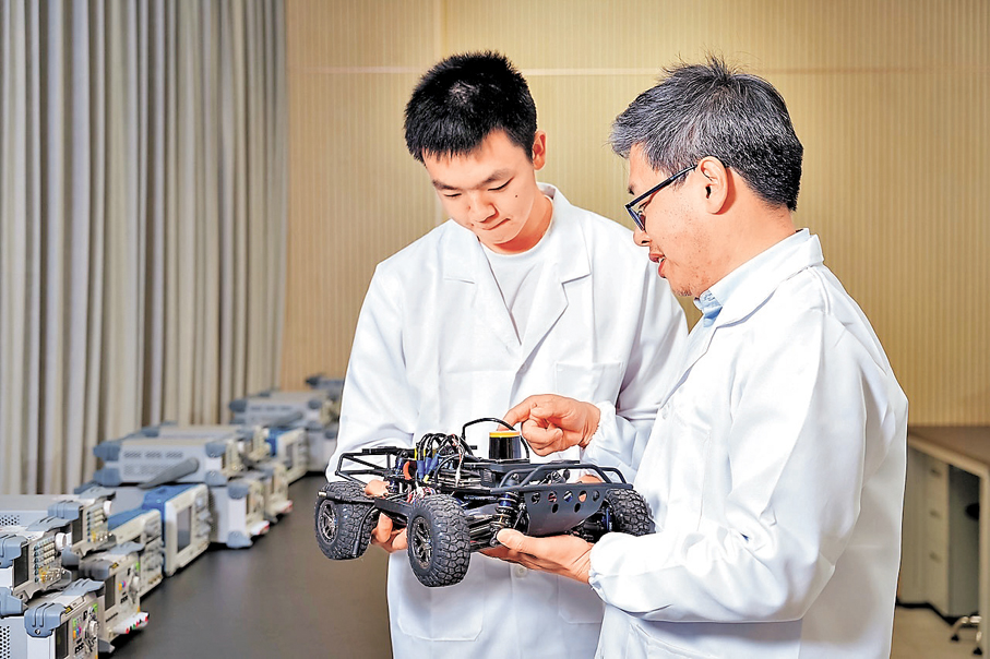 ●香港城大（東莞）師生討論研究項目。 香港文匯報廣州傳真