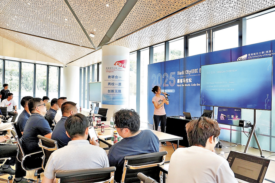 ●在香港城大（東莞）首屆校園黑客馬拉松科技挑戰賽決賽中，參賽隊伍演示項目。 香港文匯報廣州傳真