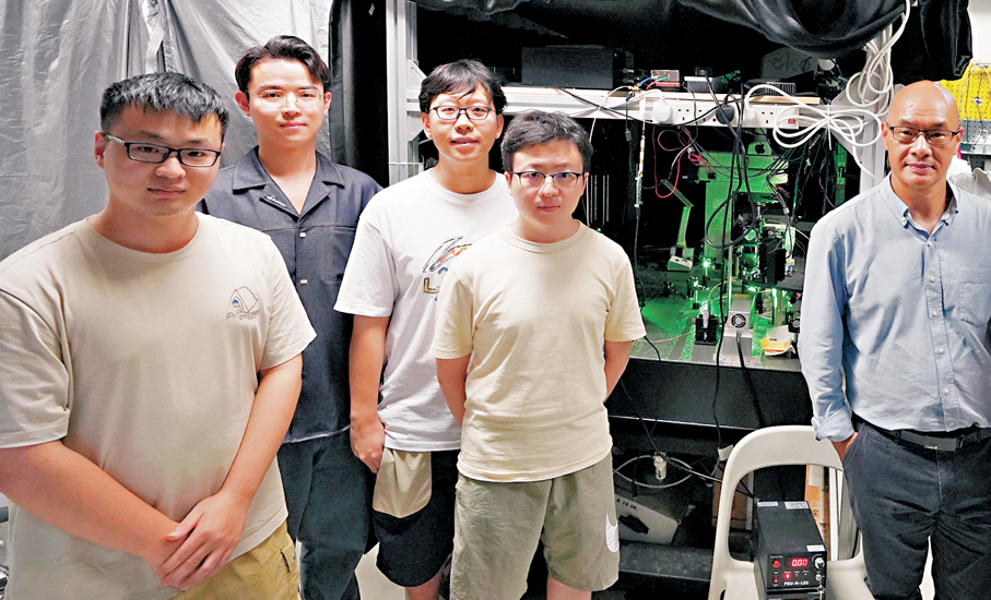 ●劉仁保與實驗室團隊。香港文匯報記者曾興偉  攝