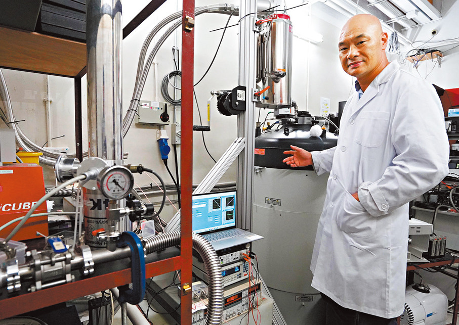 ●劉仁保介紹量子信息技術與材料全國重點實驗室儀器。 香港文匯報記者曾興偉  攝