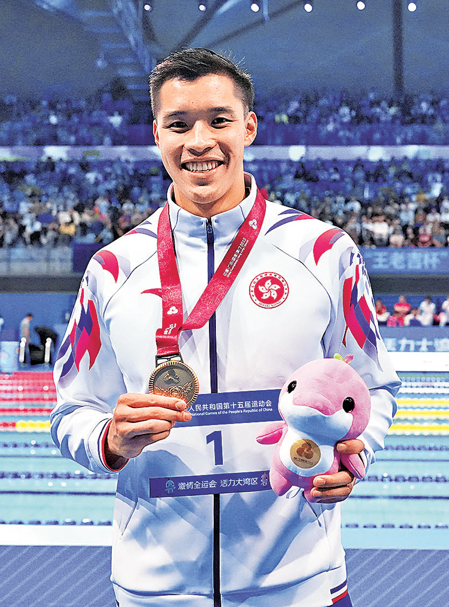 ●何甄陶展示50米自由泳金牌。 新華社