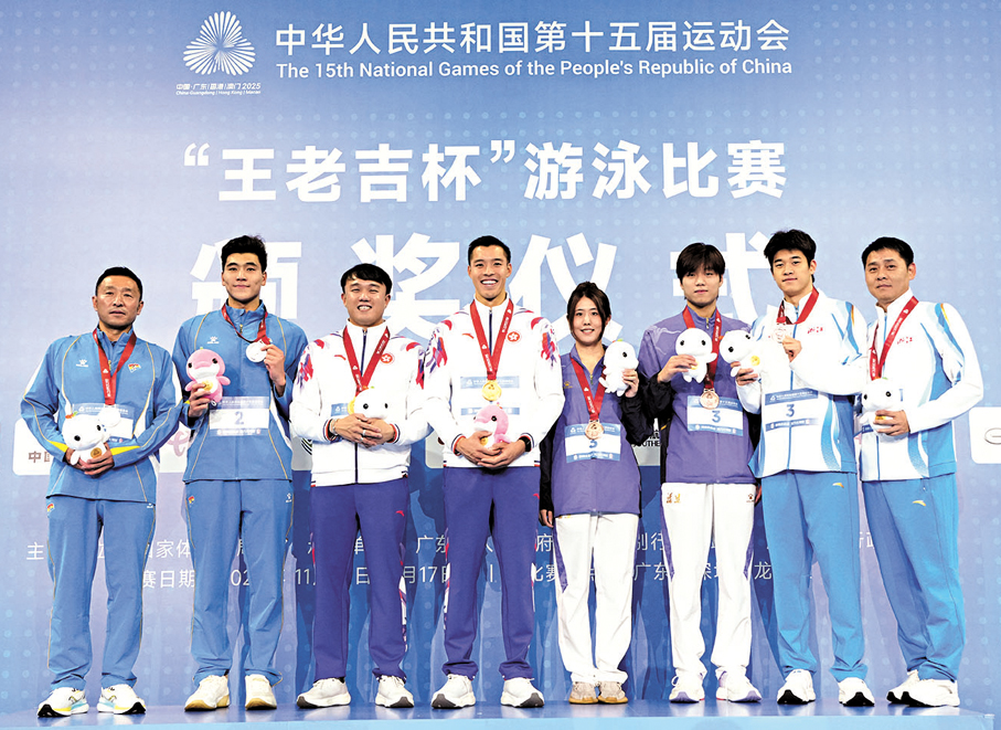 ●冠軍何甄陶（左四）、亞軍陳昊（左二），並列季軍的劉吳狄（右三）與浙江隊選手潘展樂（右二）在頒獎儀式上與教練合影。 新華社