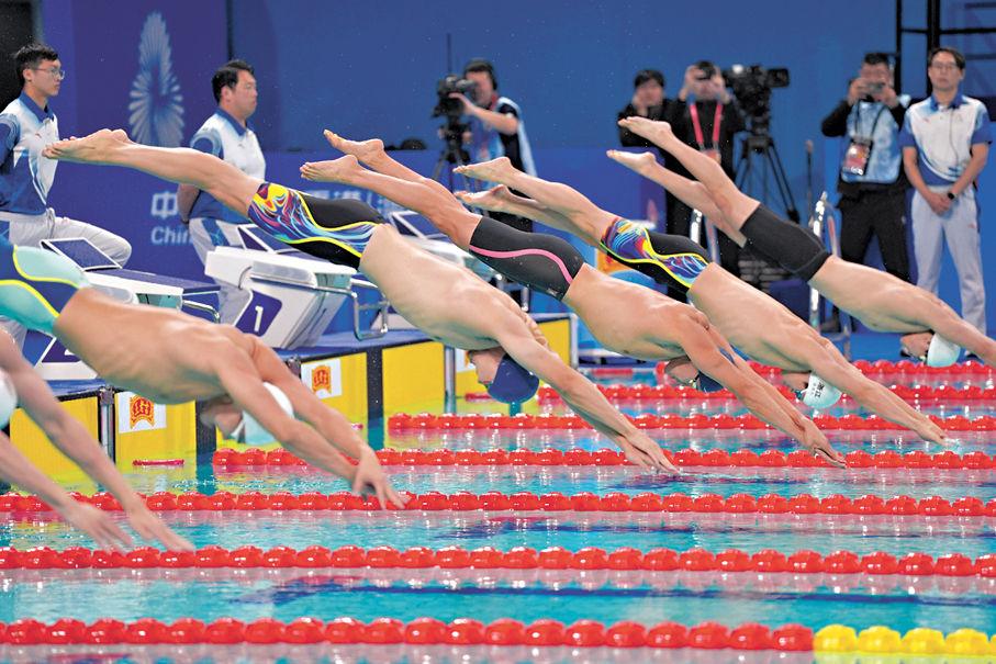 ●何甄陶（中）在50米自由泳決賽游出21.71秒，刷新個人保持的香港紀錄。 新華社