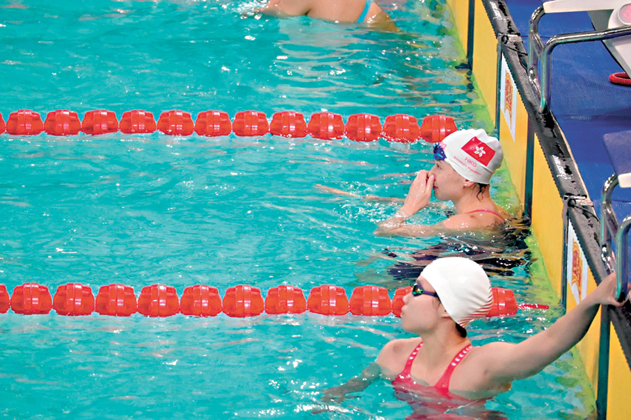 ●何詩蓓（上）於50米自由泳及50米蛙泳順利晉身決賽。 香港文匯報記者林奕彤  攝