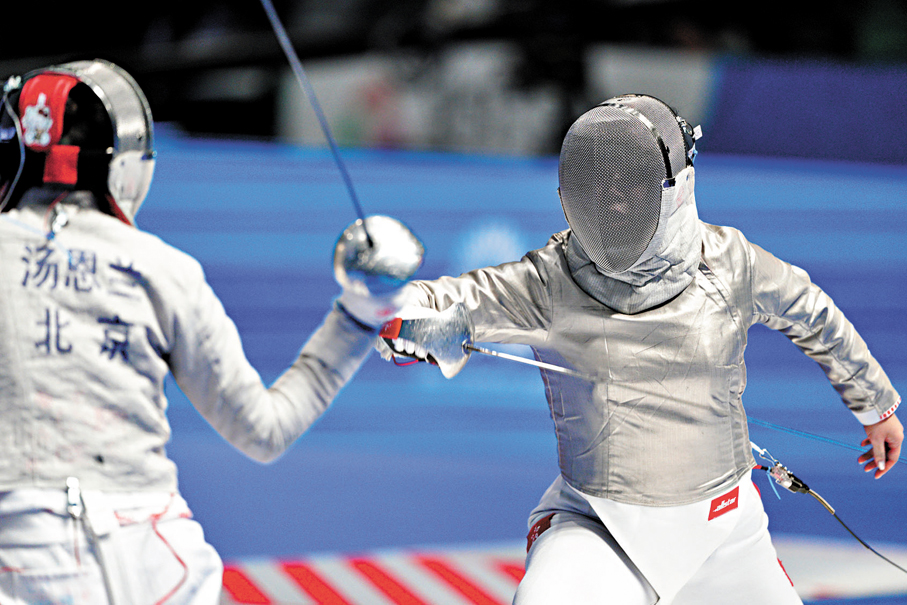 ●朱詠翹（右）於佩劍個人賽16強出局。 大公文匯全媒體記者麥鈞傑  攝