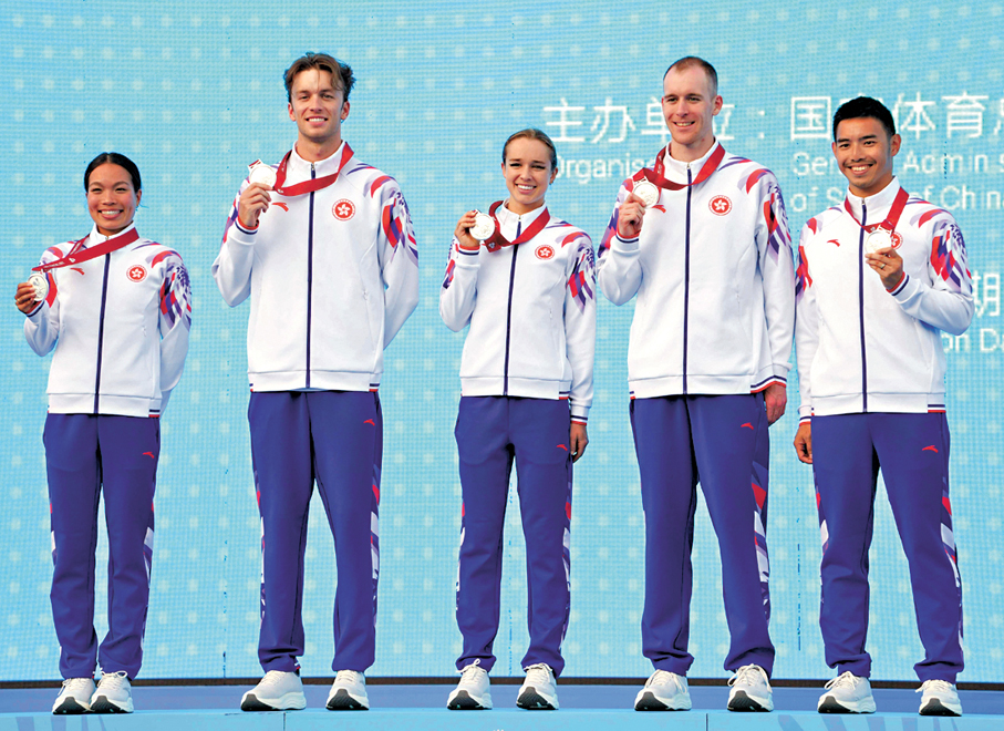 ●三鐵港隊在頒獎儀式上合影。 新華社