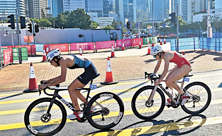 ●港將彭詩雅（右）在單車賽段奮力追趕。 香港文匯報記者樊徵  攝