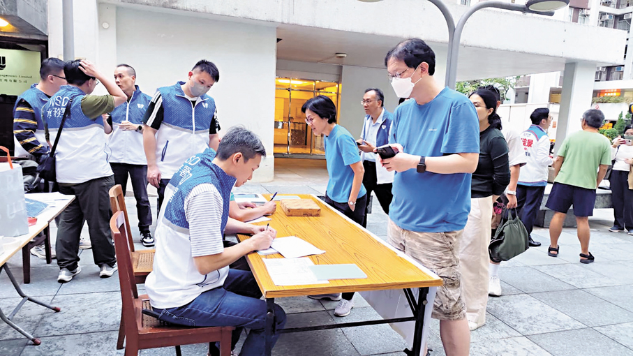 ●水務署在太古城唐宮閣對開設立臨時服務站，方便居民登記及查詢。香港文匯報記者鄺福強  攝