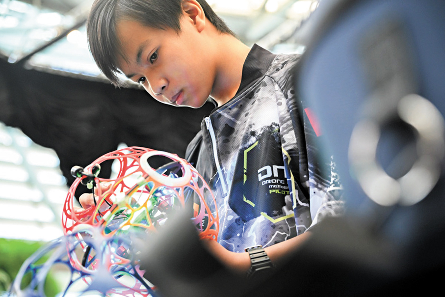 ●熱愛無人機足球的唐逸峰在比賽擔任防守員。