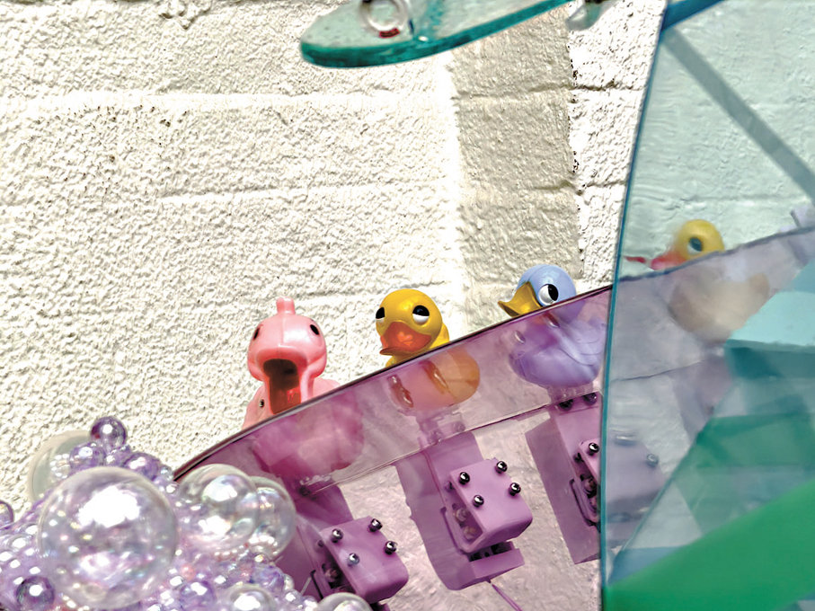 ●藍色塑膠鴨於1940年代在港生產。