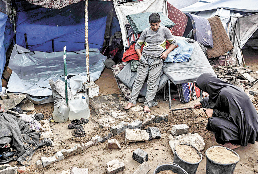 ●加沙居民的帳篷營地遭淹浸。 法新社