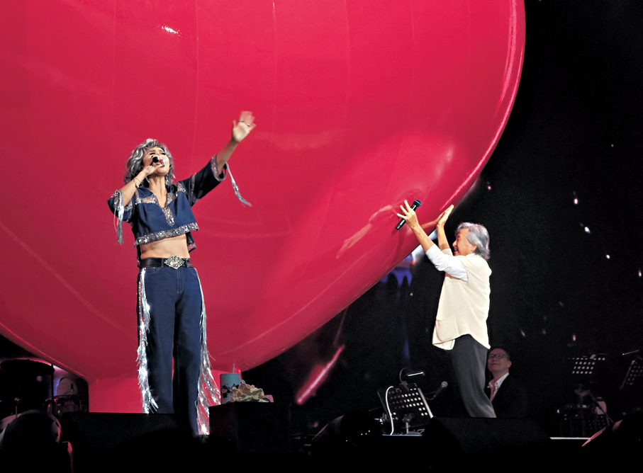 ●舞台上出現巨大的紅色充氣球，讓林子祥都忍不住想抱抱。   香港文匯報記者李薇 攝