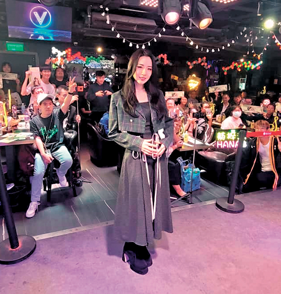 ●菊梓喬與歌迷預祝39歲生日。 香港文匯報記者梁靜儀 攝