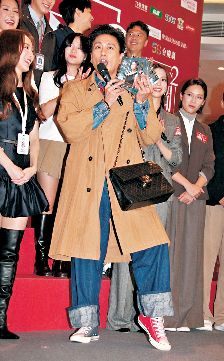 ●黃宗澤昨日背上其私伙袋到場。 香港文匯報記者達里 攝