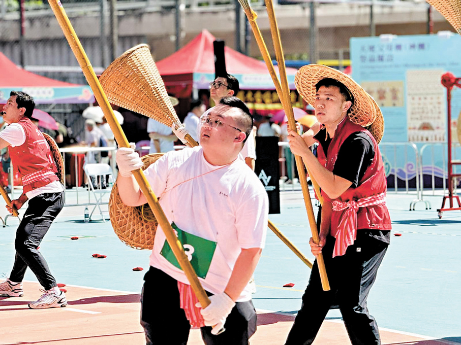 ●從事影視行業的31歲選民游軍浩（左），年滿18歲時已登記成為選民，至今已有13年。    受訪者供圖