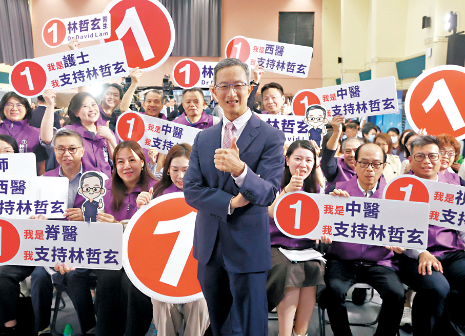 ●DE1號候選人林哲玄與其助選團合照。香港文匯報記者郭木又 