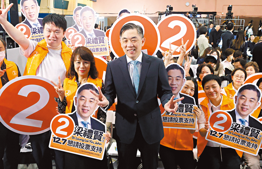 ●DE2號候選人梁禮賢與其助選團合照。香港文匯報記者郭木又  攝