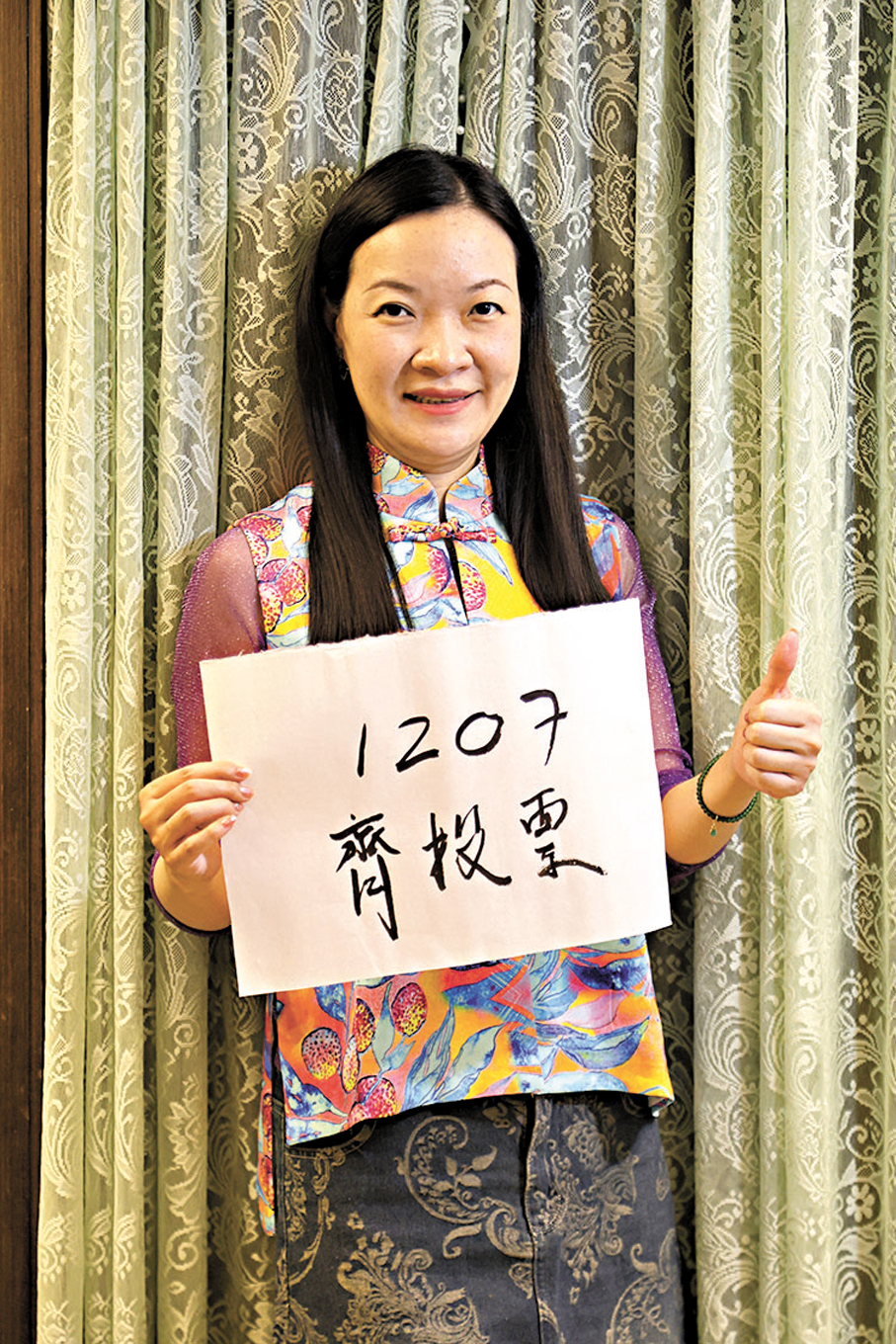 ●余嫿即席揮毫，呼籲市民12月7日踴躍投票。香港文匯報記者黃艾力  攝